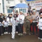 Wali Kota Pariaman Yota Balad melepas peserta jalan sehat di halaman Balaikota Pariaman, Sabtu (22/11/2025). (Foto: Kominfo Pariaman)