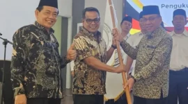 Wakil Bupati Pessel, Risnaldi Ibrahim didampingi Anggota DPRD Sumbar, Bakri Bakar menghadiri pengukuhan pengurus IKAPSO Padang. (Foto: Dok. Prokopim)
