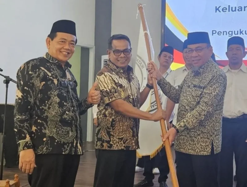 Wakil Bupati Pessel, Risnaldi Ibrahim didampingi Anggota DPRD Sumbar, Bakri Bakar menghadiri pengukuhan pengurus IKAPSO Padang. (Foto: Dok. Prokopim)