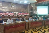 Ketua DPRD Pessel, Darmansyah bersama Wakil Bupati, Risnaldi Ibrahim dan Wakil Ketua, Dani Sopian dan Hakimin, serta unsur pimpinan lainnya saat melakukan dengar pendapat pembentukan Pansus. (Foto: Dok. Humas DPRD)