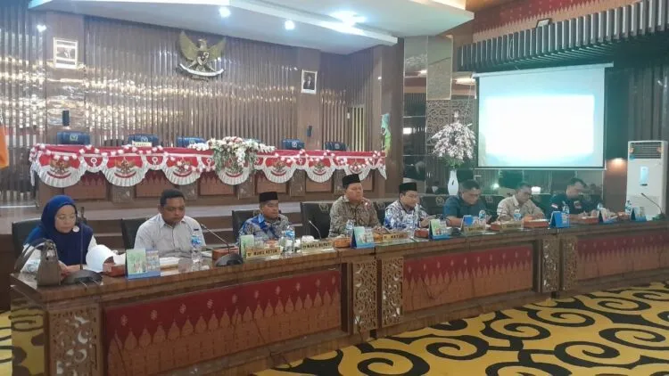 Ketua DPRD Pessel, Darmansyah bersama Wakil Bupati, Risnaldi Ibrahim dan Wakil Ketua, Dani Sopian dan Hakimin, serta unsur pimpinan lainnya saat melakukan dengar pendapat pembentukan Pansus. (Foto: Dok. Humas DPRD)