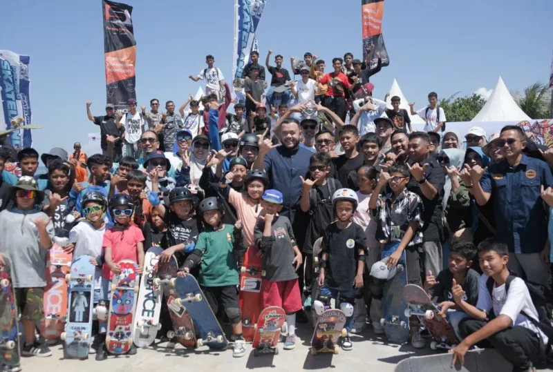 Wali Kota Padang Fadly Amran membuka event Padang Skateland 2025 di Lapangan Skatepark Padang, Jalan Samudera, Pantai Padang, Sabtu (1/11/2025). (Foto: Prokopim Padang)