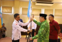 Wakil Wali Kota Padang, Maigus Nasir melantik pengurus LPM Kelurahan Surau Gadang periode 2025-2030 di auditorium Universitas Mercubaktijaya, Sabtu (1/11/2025). (Foto: Prokopim Padang)