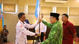 Wakil Wali Kota Padang, Maigus Nasir melantik pengurus LPM Kelurahan Surau Gadang periode 2025-2030 di auditorium Universitas Mercubaktijaya, Sabtu (1/11/2025). (Foto: Prokopim Padang)