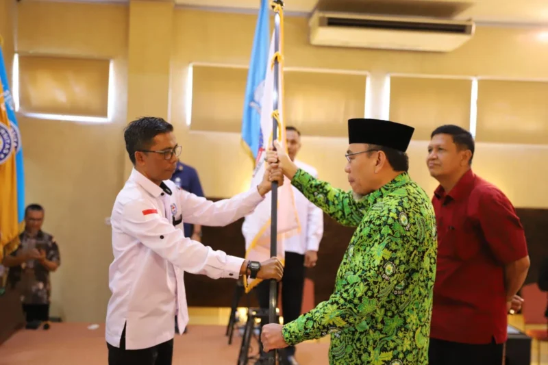 Wakil Wali Kota Padang, Maigus Nasir melantik pengurus LPM Kelurahan Surau Gadang periode 2025-2030 di auditorium Universitas Mercubaktijaya, Sabtu (1/11/2025). (Foto: Prokopim Padang)
