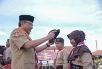 Wakil Wali Kota Padang, Maigus Nasir memasangkan kokarde kepada peserta Persami, Sabtu (1/11/2025). (Foto: Prokopim Padang)