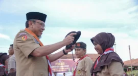 Wakil Wali Kota Padang, Maigus Nasir memasangkan kokarde kepada peserta Persami, Sabtu (1/11/2025). (Foto: Prokopim Padang)