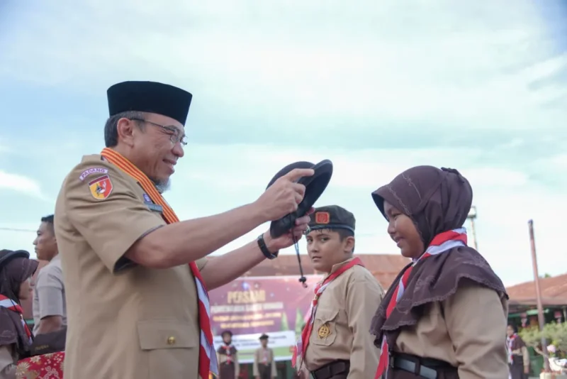 Wakil Wali Kota Padang, Maigus Nasir memasangkan kokarde kepada peserta Persami, Sabtu (1/11/2025). (Foto: Prokopim Padang)