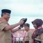 Wakil Wali Kota Padang, Maigus Nasir memasangkan kokarde kepada peserta Persami, Sabtu (1/11/2025). (Foto: Prokopim Padang)