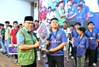 Wakil Wali Kota Padang Maigus Nasir menyerahkan trophy kepada pemenang Esports Series 2 Tahun 2025. (Foto: Prokopim Padang)