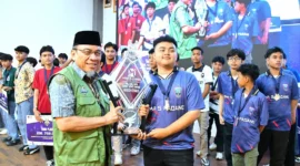 Wakil Wali Kota Padang Maigus Nasir menyerahkan trophy kepada pemenang Esports Series 2 Tahun 2025. (Foto: Prokopim Padang)