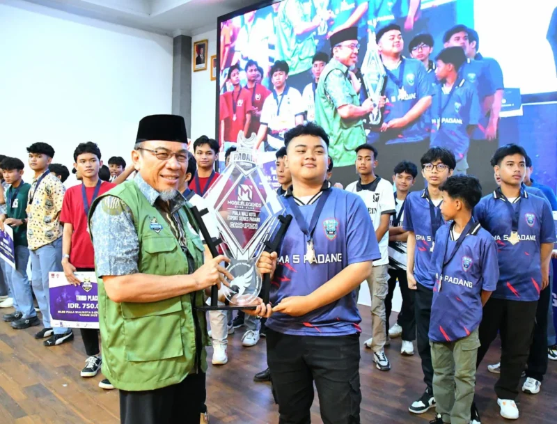 Wakil Wali Kota Padang Maigus Nasir menyerahkan trophy kepada pemenang Esports Series 2 Tahun 2025. (Foto: Prokopim Padang)