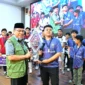 Wakil Wali Kota Padang Maigus Nasir menyerahkan trophy kepada pemenang Esports Series 2 Tahun 2025. (Foto: Prokopim Padang)