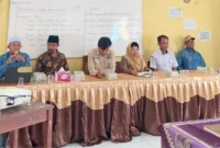 Camat Sutera, Surmayenti (dua dari kanan) saat menghadiri pembentukan panitia Pilwana di Nagari Inderapura Utara. (Foto: Dok. Kecamatan Airpura)