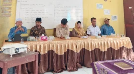 Camat Sutera, Surmayenti (dua dari kanan) saat menghadiri pembentukan panitia Pilwana di Nagari Inderapura Utara. (Foto: Dok. Kecamatan Airpura)