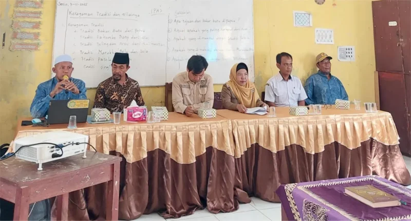 Camat Sutera, Surmayenti (dua dari kanan) saat menghadiri pembentukan panitia Pilwana di Nagari Inderapura Utara. (Foto: Dok. Kecamatan Airpura)