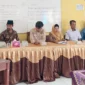 Camat Sutera, Surmayenti (dua dari kanan) saat menghadiri pembentukan panitia Pilwana di Nagari Inderapura Utara. (Foto: Dok. Kecamatan Airpura)