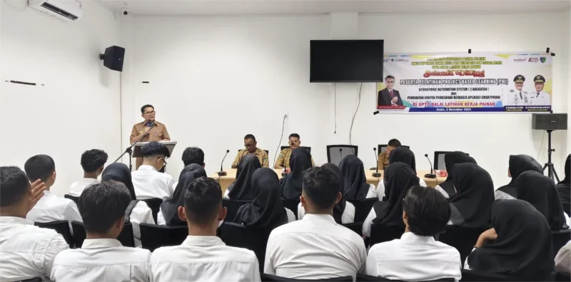 Plt Kadis Koperasi UMKM dan Tenaga Kerja Pessel, Gunawan saat membuka pelatihan. (Foto: Dok. Dinas Koperasi)