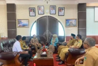 Tim Visitasi KI Sumbar saat diterima Bupati Pessel Hendrajoni di ruang kerjanya. (Foto: Dok. Kominfo Pessel)