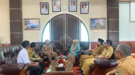 Tim Visitasi KI Sumbar saat diterima Bupati Pessel Hendrajoni di ruang kerjanya. (Foto: Dok. Kominfo Pessel)