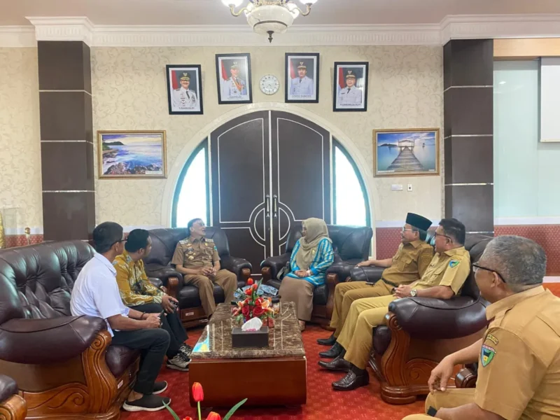 Tim Visitasi KI Sumbar saat diterima Bupati Pessel Hendrajoni di ruang kerjanya. (Foto: Dok. Kominfo Pessel)