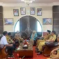 Tim Visitasi KI Sumbar saat diterima Bupati Pessel Hendrajoni di ruang kerjanya. (Foto: Dok. Kominfo Pessel)