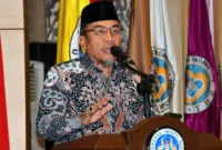 Wakil Wali Kota Padang, Maigus Nasir memberikan sambutan pada Raker Forum MWA PTNBH Indonesia 2025 di Auditorium UNP, Jumat (7/11/2025). (Foto: Prokopim Padang)