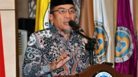 Wakil Wali Kota Padang, Maigus Nasir memberikan sambutan pada Raker Forum MWA PTNBH Indonesia 2025 di Auditorium UNP, Jumat (7/11/2025). (Foto: Prokopim Padang)