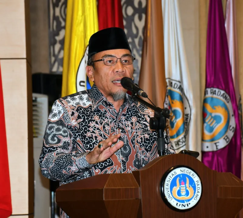 Wakil Wali Kota Padang, Maigus Nasir memberikan sambutan pada Raker Forum MWA PTNBH Indonesia 2025 di Auditorium UNP, Jumat (7/11/2025). (Foto: Prokopim Padang)