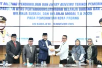 Wali Kota Padang, Fadly Amran menerima kunjungan BPK Perwakilan Sumbar di Ruang Abu Bakar Ja’ar, Balai Kota Aie Pacah, Senin (10/11/2025). (Foto: Prokopim Padang)