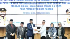 Wali Kota Padang, Fadly Amran menerima kunjungan BPK Perwakilan Sumbar di Ruang Abu Bakar Ja’ar, Balai Kota Aie Pacah, Senin (10/11/2025). (Foto: Prokopim Padang)