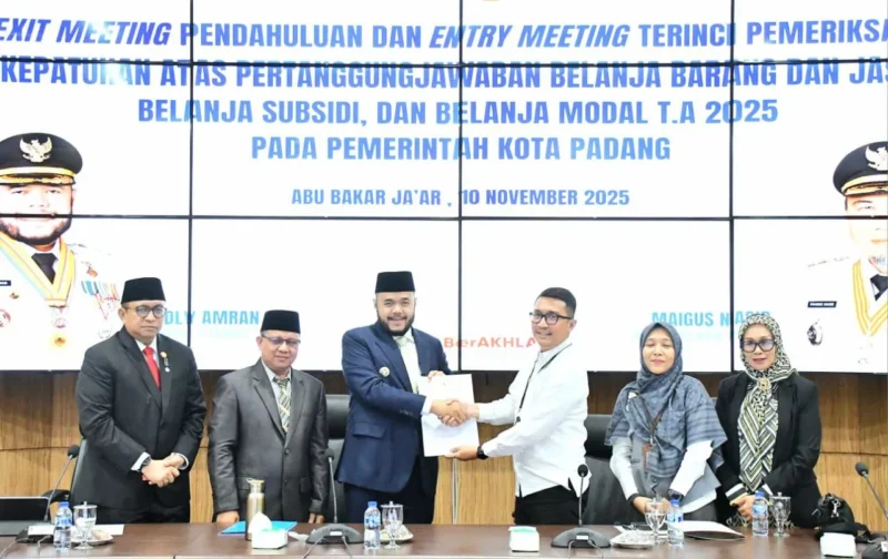 Wali Kota Padang, Fadly Amran menerima kunjungan BPK Perwakilan Sumbar di Ruang Abu Bakar Ja’ar, Balai Kota Aie Pacah, Senin (10/11/2025). (Foto: Prokopim Padang)