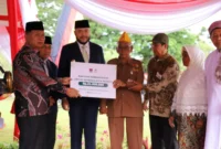 Wali Kota Padang Fadly Amran menyerahkan bantuan kemanusiaan kepada veteran di Kota Padang. (Foto: Prokopim Padang)