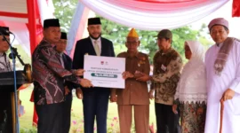 Wali Kota Padang Fadly Amran menyerahkan bantuan kemanusiaan kepada veteran di Kota Padang. (Foto: Prokopim Padang)