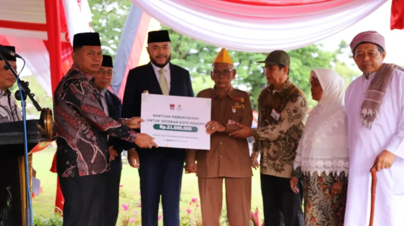 Wali Kota Padang Fadly Amran menyerahkan bantuan kemanusiaan kepada veteran di Kota Padang. (Foto: Prokopim Padang)