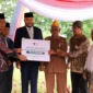 Wali Kota Padang Fadly Amran menyerahkan bantuan kemanusiaan kepada veteran di Kota Padang. (Foto: Prokopim Padang)