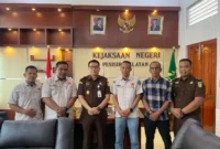Ketua KONI Pessel, M Adli bersama jajaran pengurus saat bersilaturahmi dengan Kajari Mohd Radyan, SH, MH. (Foto: Dok. Humas KONI)