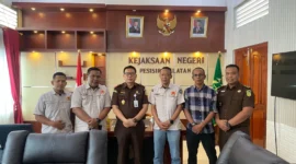 Ketua KONI Pessel, M Adli bersama jajaran pengurus saat bersilaturahmi dengan Kajari Mohd Radyan, SH, MH. (Foto: Dok. Humas KONI)