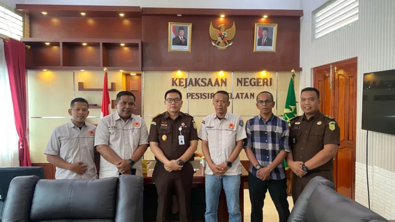 Ketua KONI Pessel, M Adli bersama jajaran pengurus saat bersilaturahmi dengan Kajari Mohd Radyan, SH, MH. (Foto: Dok. Humas KONI)