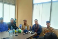 Wakil Bupati Pesisir Selatan, Risnaldi Ibrahim bersama Menteri Transmigrasi RI, Iftitah Sulaiman Suryanagara saat kunjungan kerja ke Kawasan Transmigrasi Mandiri (KTM) Silaut. (Foto: Dok. Prokopim Pessel)