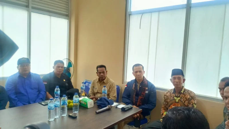 Wakil Bupati Pesisir Selatan, Risnaldi Ibrahim bersama Menteri Transmigrasi RI, Iftitah Sulaiman Suryanagara saat kunjungan kerja ke Kawasan Transmigrasi Mandiri (KTM) Silaut. (Foto: Dok. Prokopim Pessel)