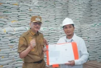 Bupati Pessel, Hendrajoni menyerahkan sertifikat tanah kepada Kepala Perum Bulog Wilayah Sumbar, Darma Wijaya. (Foto: Dok. Kominfo Pessel)