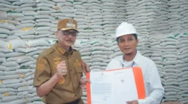 Bupati Pessel, Hendrajoni menyerahkan sertifikat tanah kepada Kepala Perum Bulog Wilayah Sumbar, Darma Wijaya. (Foto: Dok. Kominfo Pessel)