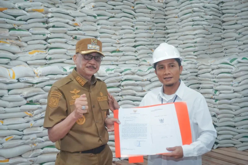 Bupati Pessel, Hendrajoni menyerahkan sertifikat tanah kepada Kepala Perum Bulog Wilayah Sumbar, Darma Wijaya. (Foto: Dok. Kominfo Pessel)