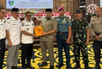 Wabup Pessel, Risnaldi menyerahkan dokumen RAPBD tahun 2026 kepada Wakil Ketua DPRD Pessel, Ermizen. (Foto: Dok. Prokopim)