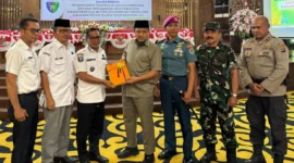 Wabup Pessel, Risnaldi menyerahkan dokumen RAPBD tahun 2026 kepada Wakil Ketua DPRD Pessel, Ermizen. (Foto: Dok. Prokopim)