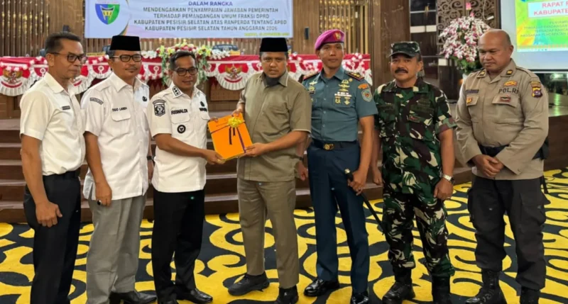 Wabup Pessel, Risnaldi menyerahkan dokumen RAPBD tahun 2026 kepada Wakil Ketua DPRD Pessel, Ermizen. (Foto: Dok. Prokopim)