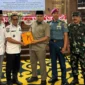 Wabup Pessel, Risnaldi menyerahkan dokumen RAPBD tahun 2026 kepada Wakil Ketua DPRD Pessel, Ermizen. (Foto: Dok. Prokopim)