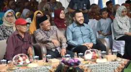 Wali Kota Padang Fadly Amran membuka kegiatan Gebyar Kreativitas Rimbo Kaluang di Halaman Kantor Lurah Rimbo Kaluang, Kamis (13/11/2025). (Foto: Prokopim Padang)