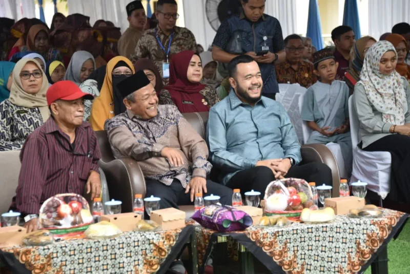 Wali Kota Padang Fadly Amran membuka kegiatan Gebyar Kreativitas Rimbo Kaluang di Halaman Kantor Lurah Rimbo Kaluang, Kamis (13/11/2025). (Foto: Prokopim Padang)